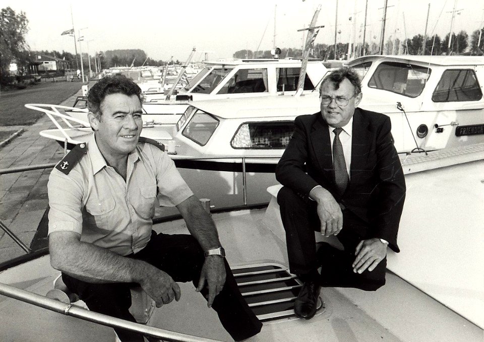 Watersportvereniging IJmond aan Zijkanaal C, met links havenmeester Huub Trenken. Aangekocht in 1988 van United Photos de Boer bv. - Negatiefnummer 28194 c 28. - Gepubliceerd in het Haarlems Dagblad v