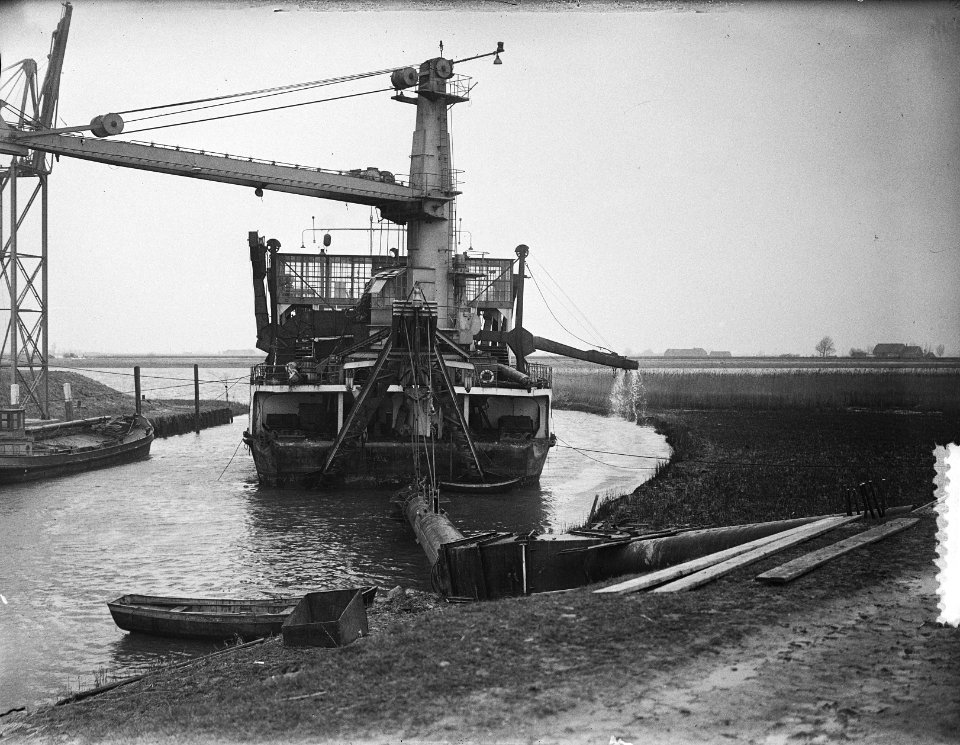 Watersnood Zandzuiger Ahoy zuigt water uit de Hoeksewaard in Oude Maas bij P, Bestanddeelnr 905-5466