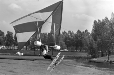 Watersportmanisfestatie op Bosbaan. De Franse wereldkampioen ski-vlieger Bernard, Bestanddeelnr 921-3071