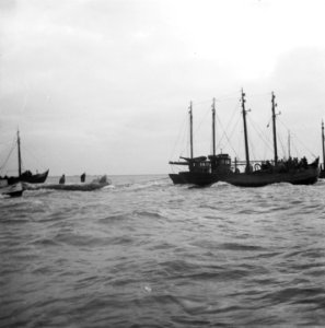 Watersnood. De botters uit Noord-Holland zijn in de Zeeuwse wateren gearriveerd…, Bestanddeelnr 905-5234