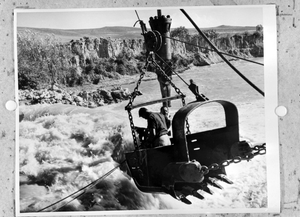 Waterstaatswerken bij het Hulehmeer Mannen staan in een bak van een graafmachin, Bestanddeelnr 255-4949