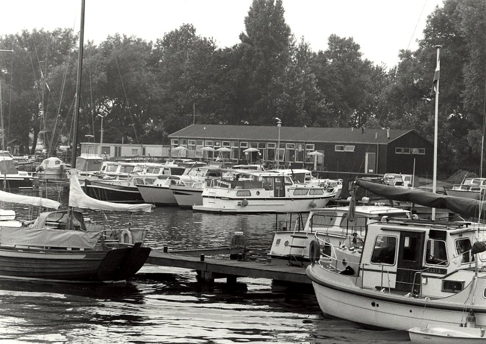 Watersportvereniging IJmond, een kijkje op de jachthaven van de vereniging. Aangekocht in 1984 van fotograaf C. de Boer. - Gepubliceerd in het Haarlems Dagblad van 13.08.1983. Identificatien, NL-HlmNHA 54010752