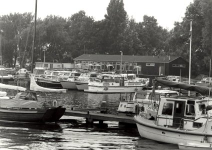 Watersportvereniging IJmond, een kijkje op de jachthaven van de vereniging. Aangekocht in 1984 van fotograaf C. de Boer. - Gepubliceerd in het Haarlems Dagblad van 13.08.1983. Identificatien, NL-HlmNHA 54010752