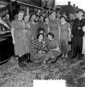 Watersnoodramp 1953. Koningin Juliana bezoekt Nieuw-Vossemeer, Bestanddeelnr 905-6095