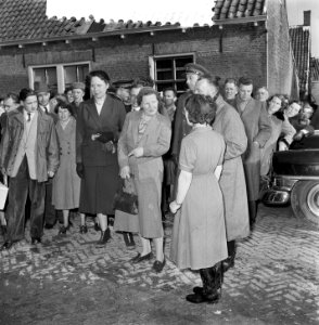 Watersnoodramp 1953. Koningin Juliana bezoekt Nieuw-Vossemeer, Bestanddeelnr 905-6110