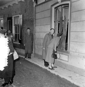Watersnoodramp 1953. Koningin Juliana bezoekt Nieuw-Vossemeer, Bestanddeelnr 905-6105