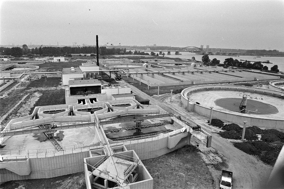 Waterzuiveringsinrichting Oost in aanbouw op het eiland Zeeburg bij de Schellingwouderbrug in Amsterdam, Bestanddeelnr 931-5478