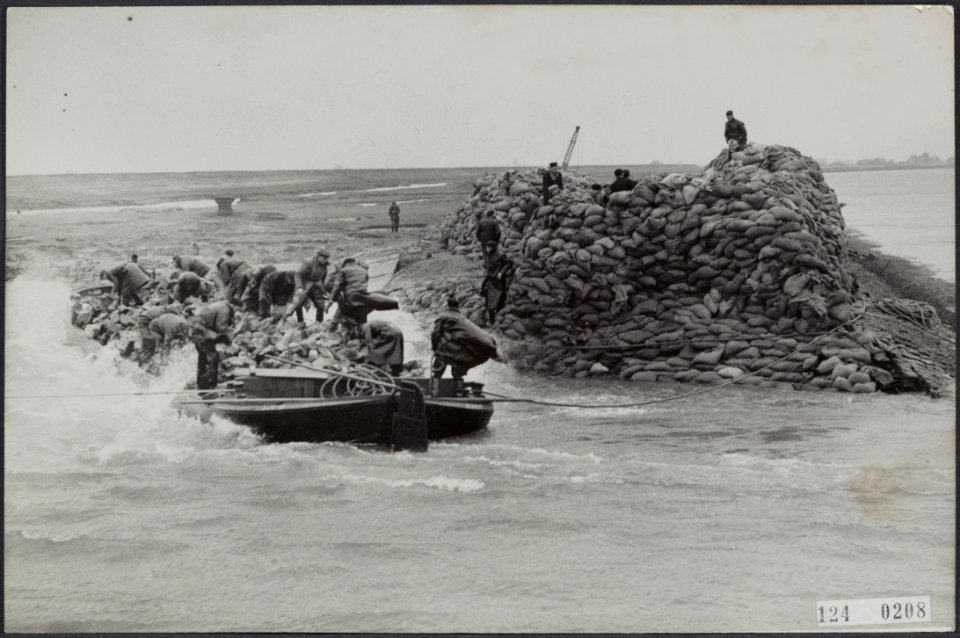 Watersnoodramp 1953. Gat in de dijk bij Herkingen op Goeree-Overflakkee wordt ge, Bestanddeelnr 124-0208