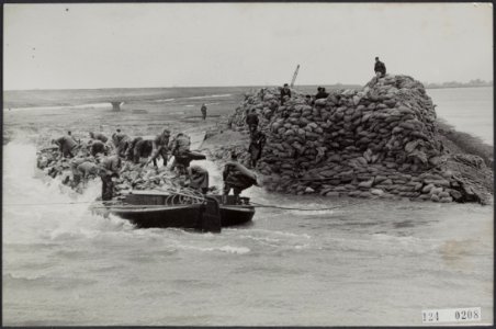 Watersnoodramp 1953. Gat in de dijk bij Herkingen op Goeree-Overflakkee wordt ge, Bestanddeelnr 124-0208