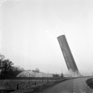 Watertoren van Dalfsen wordt opgeblazen de toren valt, Bestanddeelnr 918-5614
