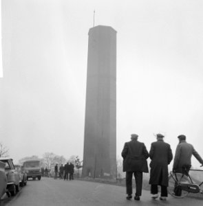 Watertoren van Dalfsen opgeblazen drie mannen bekijken de toren voor de explosi, Bestanddeelnr 918-5619