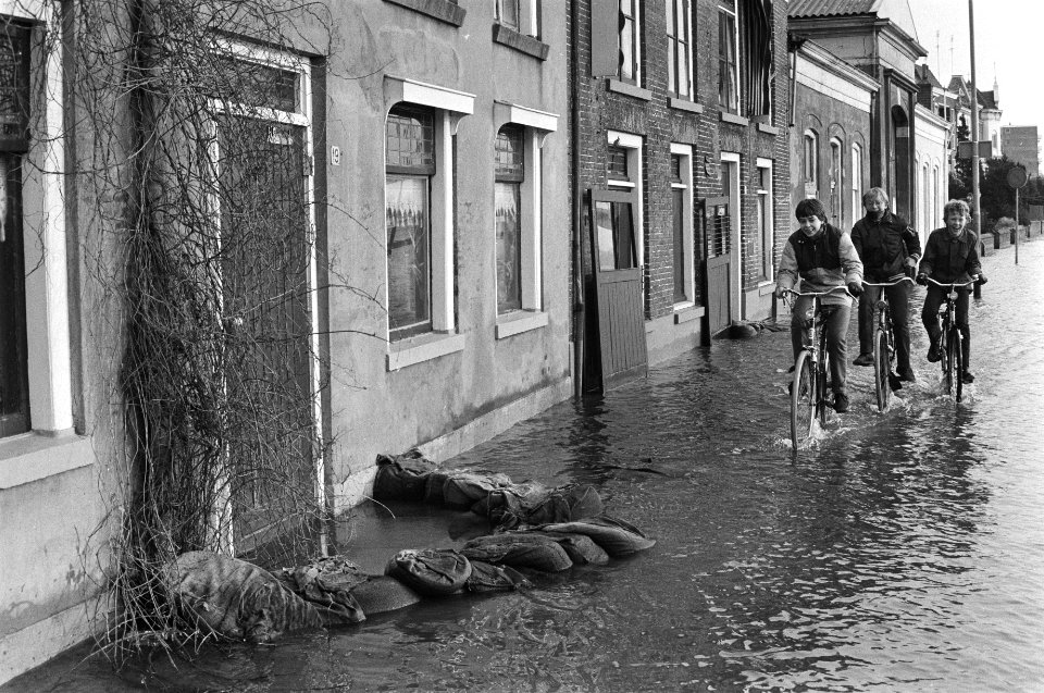 Wateroverlast door smelt- en regenwater. Met zandzakken voor de deur in ondergel, Bestanddeelnr 931-8987