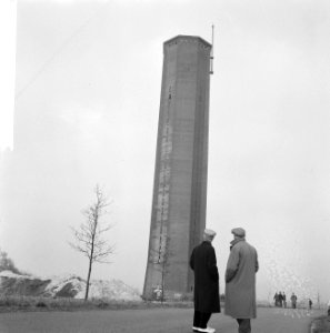 Watertoren van Dalfsen wordt opgeblazen twee mannen bekijken de toren, Bestanddeelnr 918-5616