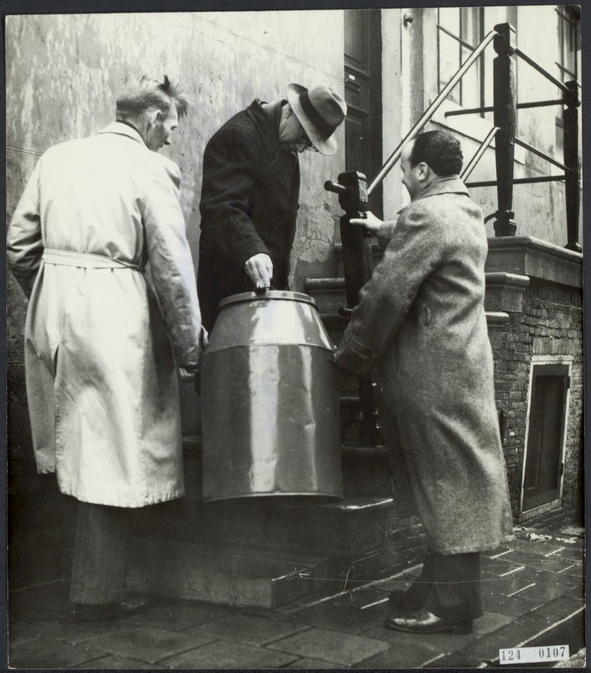 Watersnoodramp 1953. Amsterdam man stort bijdrage in een grote collectebus - ee, Bestanddeelnr 124-0107