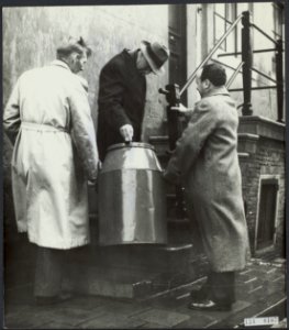 Watersnoodramp 1953. Amsterdam man stort bijdrage in een grote collectebus - ee, Bestanddeelnr 124-0107