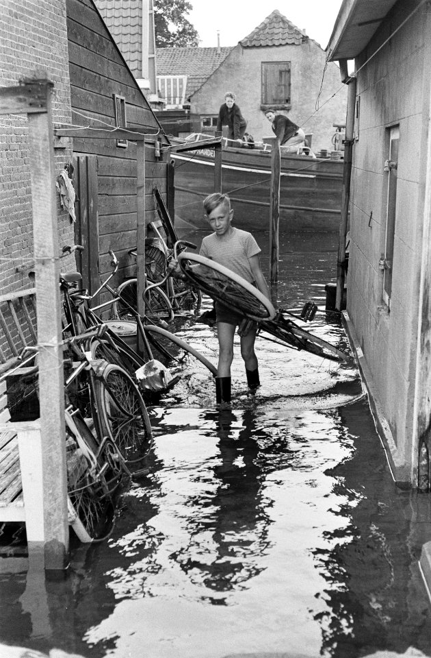 Wateroverlast in Harmelen Fietsen worden in veiligheid gebracht, Bestanddeelnr 915-4714