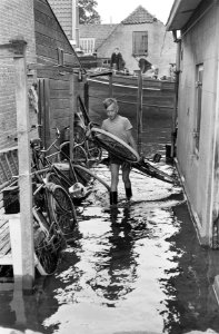 Wateroverlast in Harmelen Fietsen worden in veiligheid gebracht, Bestanddeelnr 915-4714