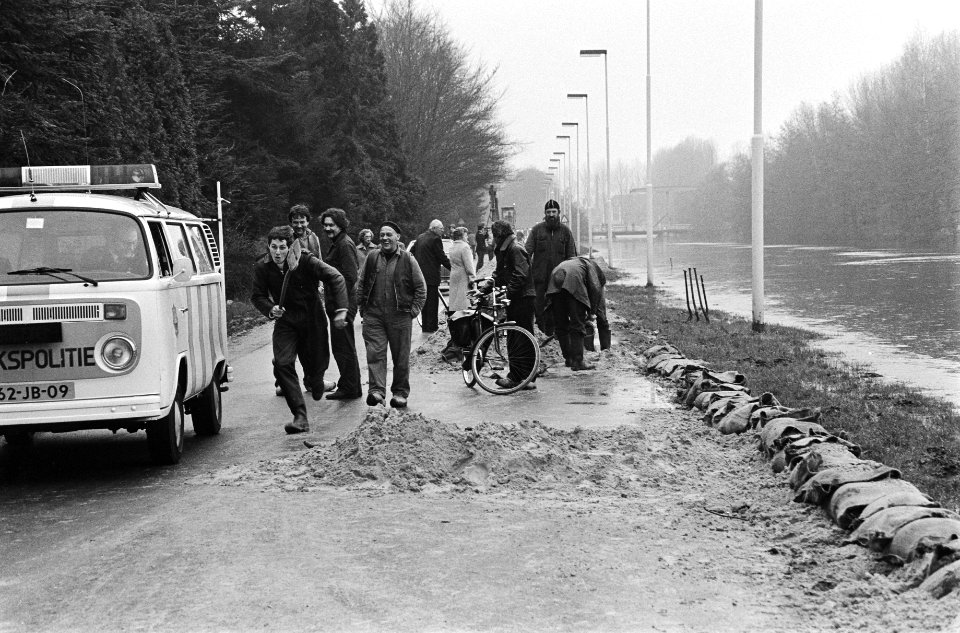 Water-overlast in Drenthe door regenval en smeltwater uit Duitsland, mensen werk, Bestanddeelnr 931-3720