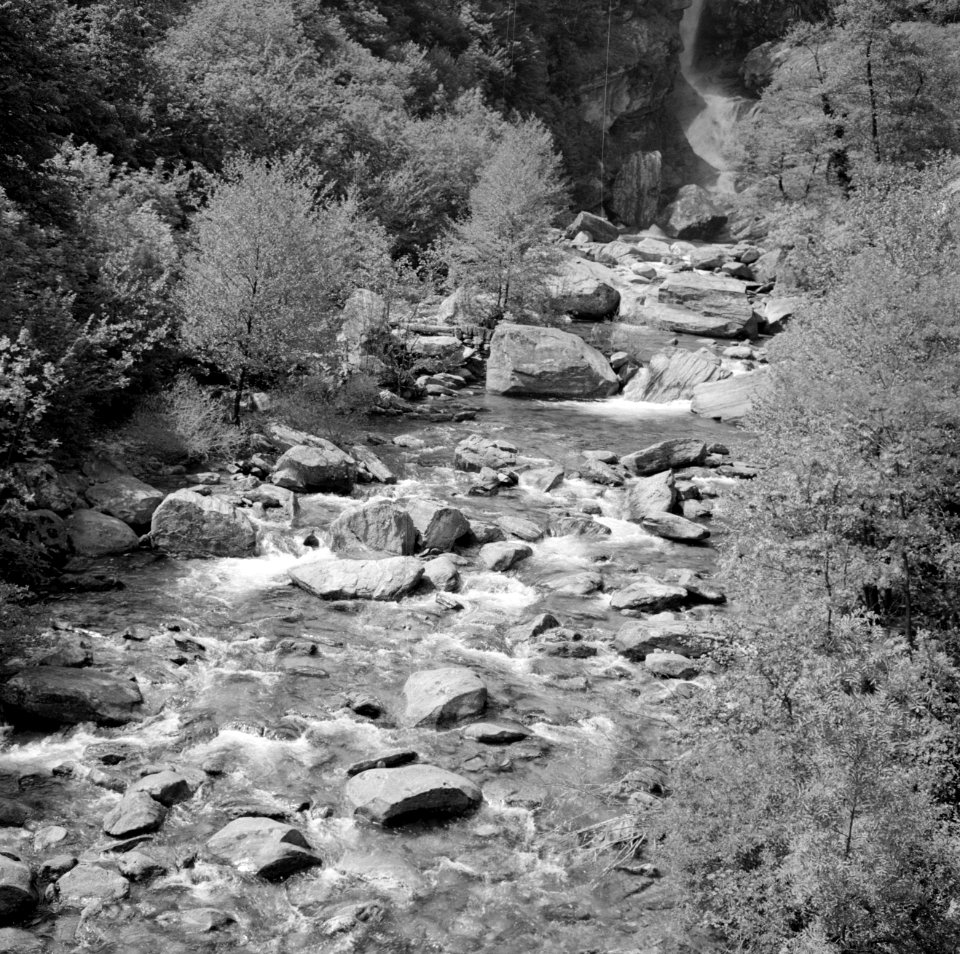 Waterval en beek in het Maggia dal, een van de dalen van Tessin, Bestanddeelnr 254-5097