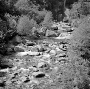 Waterval en beek in het Maggia dal, een van de dalen van Tessin, Bestanddeelnr 254-5097