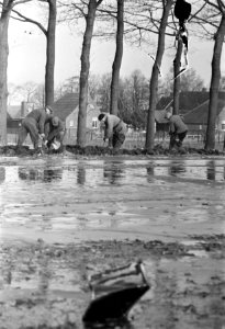 Wateroverlast in Drenthe, boeren bezig met ophogen van dijkjes, Bestanddeelnr 920-9927