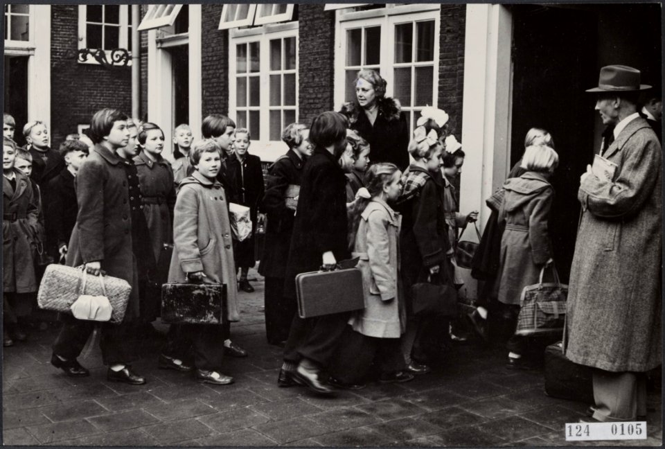 Watersnoodramp 1953. Amsterdam een groep geevacueerde meisjes met een begeleids, Bestanddeelnr 124-0105