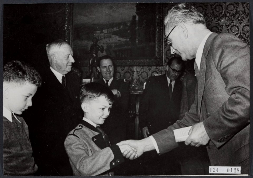 Watersnoodramp 1953. De burgemeester van Wenen krijgt een cheque uitgereikt van , Bestanddeelnr 124-0128