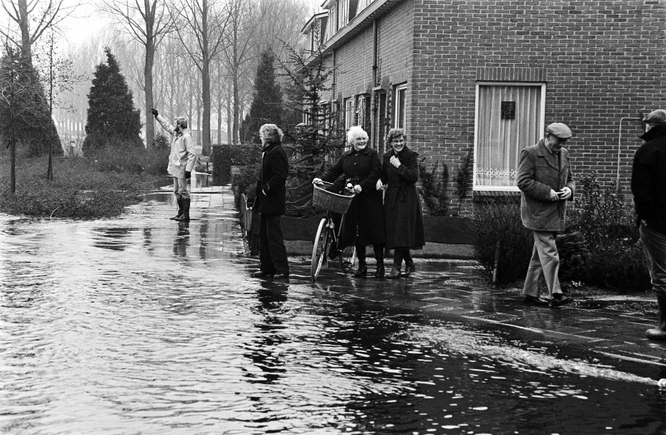 Water-overlast in Drenthe door regenval en smeltwater uit Duitsland, inwoners van Coevorden bij ondergelopen straat, Bestanddeelnr 931-3718