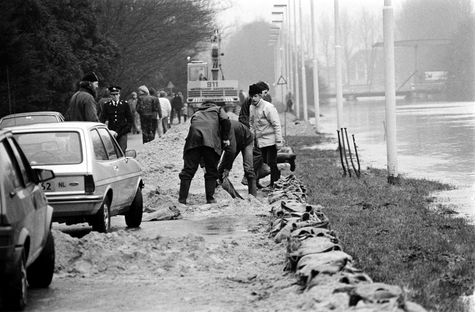 Water-overlast in Drenthe door regenval en smeltwater uit Duitsland, werklui in Coevorden hogen de wal van het Stieltjeskanaal op, Bestanddeelnr 931-3713