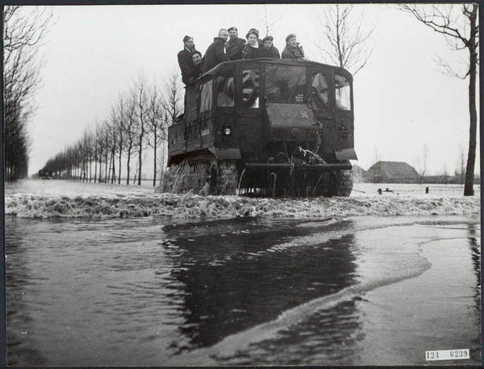 Watersnoodramp 1953. Een amfibievoertuig met militairen en evacues onderweg, Bestanddeelnr 124-0239