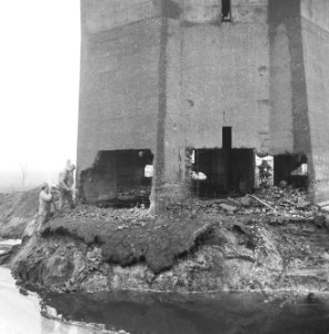 Watertoren van Dalfsen wordt opgeblazen zicht op de onderin de toren aangebrach, Bestanddeelnr 918-5618