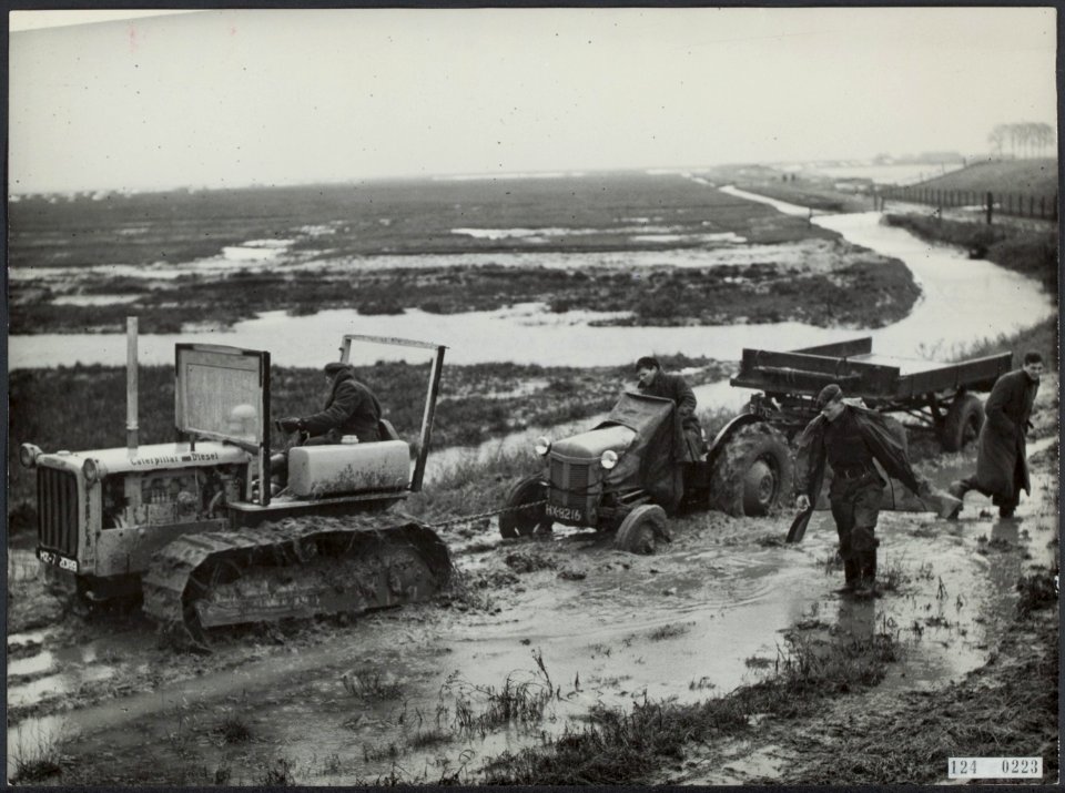 Watersnoodramp 1953 Een tractor probeert enkele voertuigen uit de modder te tre, Bestanddeelnr 124-0223