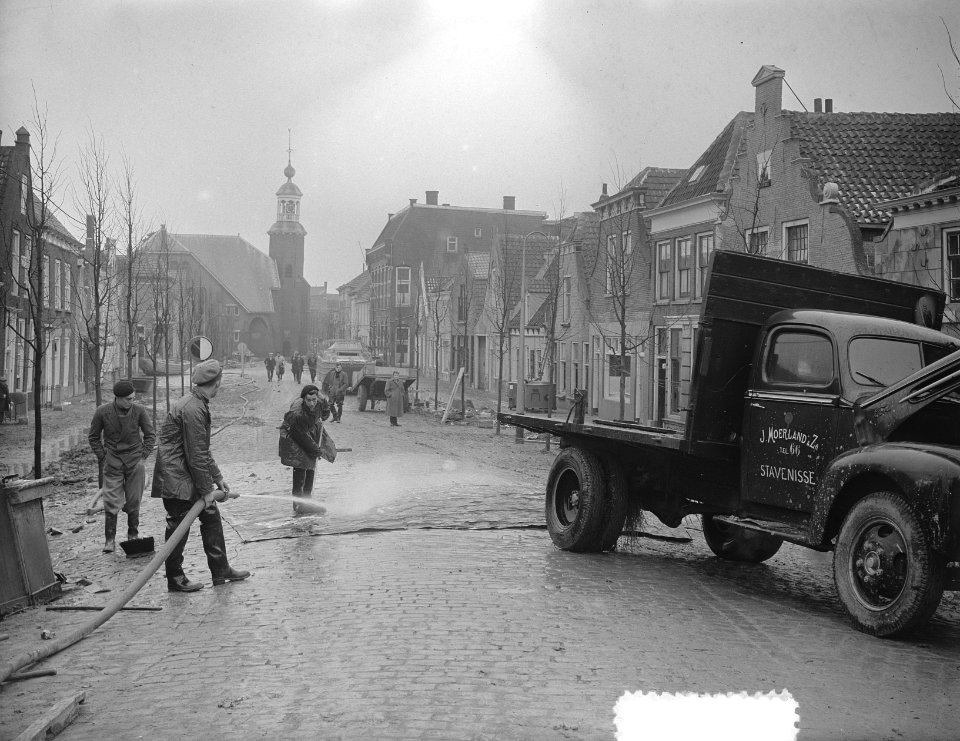 Watersnoodramp. Stavenisse. De Voorstraat te Stavenisse. Zicht op de Grote Kerk , Bestanddeelnr 905-5574
