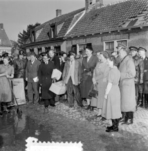 Watersnoodramp 1953. Koningin Juliana bezoekt Nieuw-Vossemeer, Bestanddeelnr 905-6106