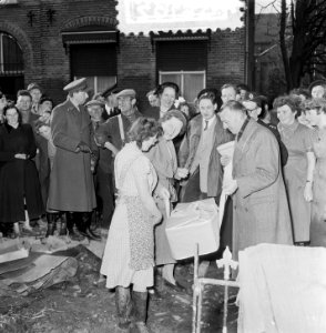 Watersnoodramp 1953. Koningin Juliana bezoekt Nieuw-Vossemeer, Bestanddeelnr 905-6102