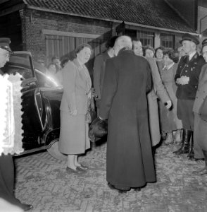 Watersnoodramp 1953. Koningin Juliana bezoekt Nieuw-Vossemeer, Bestanddeelnr 905-6094