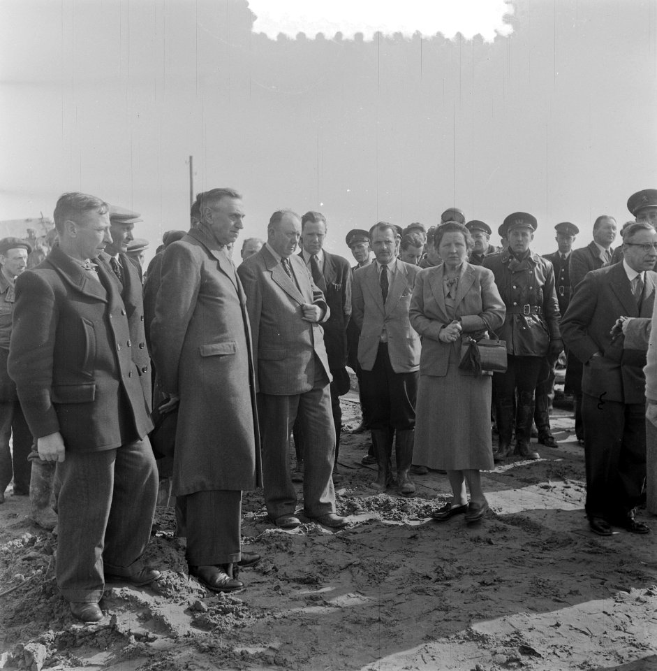 Watersnoodramp 1953. Koningin Juliana bezoekt Nieuw-Vossemeer, Bestanddeelnr 905-6104