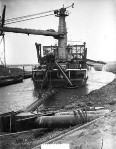 Watersnood Zandzuiger Ahoy zuigt water uit de Hoeksewaard in Oude Maas bij P, Bestanddeelnr 905-5468