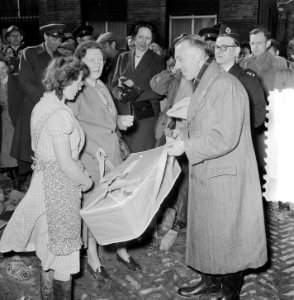 Watersnoodramp 1953. Koningin Juliana bezoekt Nieuw-Vossemeer, Bestanddeelnr 905-6100