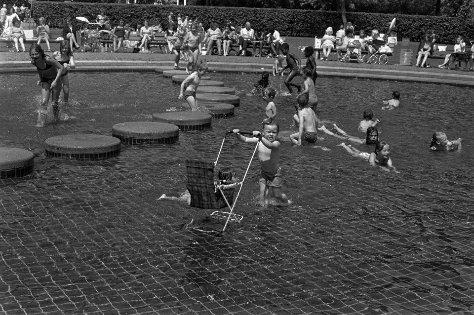 Waterplezier in het Vondelpark, kinderen in de speelvijver, Bestanddeelnr 925-6997