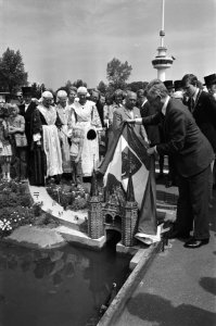 Waterpoort van Sneek in Madurodam onthuld, Bestanddeelnr 928-6028