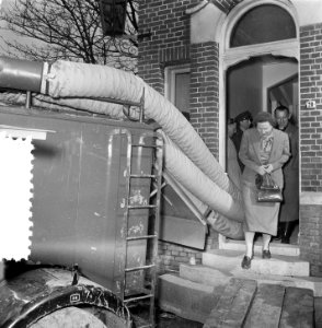 Watersnoodramp 1953. Koningin Juliana bezoekt Nieuw-Vossemeer, Bestanddeelnr 905-6108