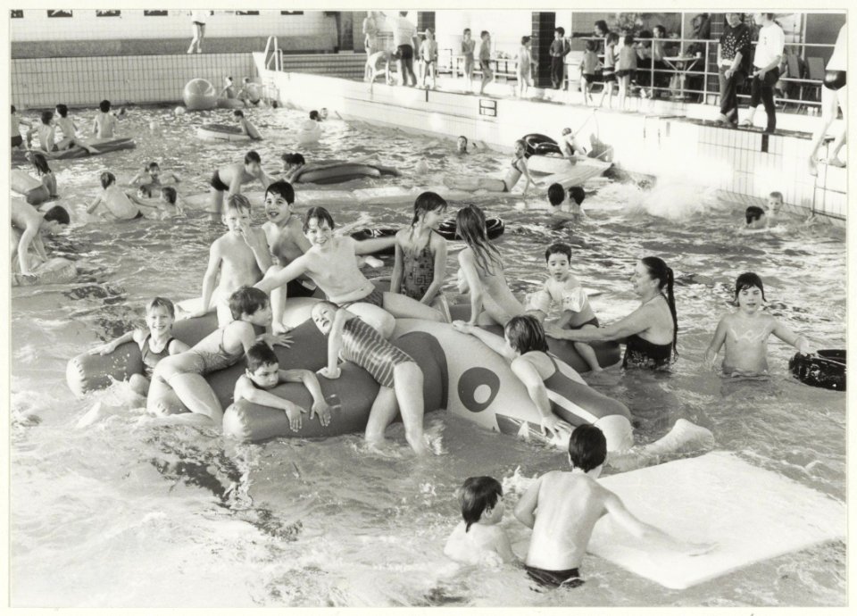 Waterpret in het Sportfondsenbad, ziende naar het noordwesten. NL-HlmNHA 54016544 01