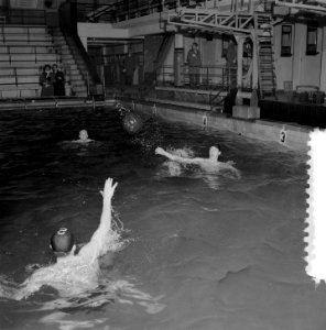 Waterpoloteam traint voor Olympische Spelen in Sportfondsenband Amsterdam, Bestanddeelnr 907-4184