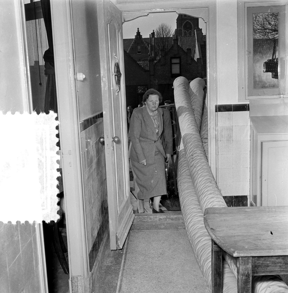 Watersnoodramp 1953. Koningin Juliana bezoekt Nieuw-Vossemeer, Bestanddeelnr 905-6103