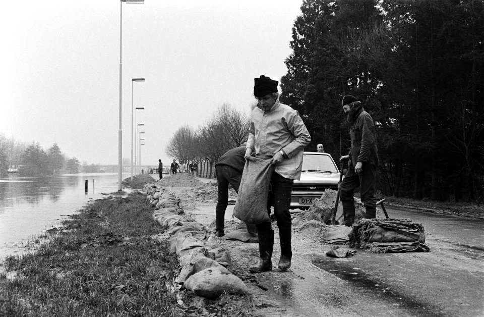 Water-overlast in Drenthe door regenval en smeltwater uit Duitsland, mensen werk, Bestanddeelnr 931-3719