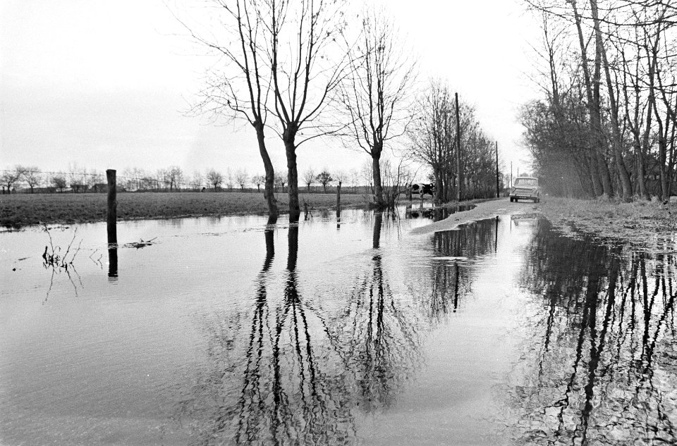 Wateroverlast in Gelderse vallei, een weg geheel onder water, Bestanddeelnr 919-8483