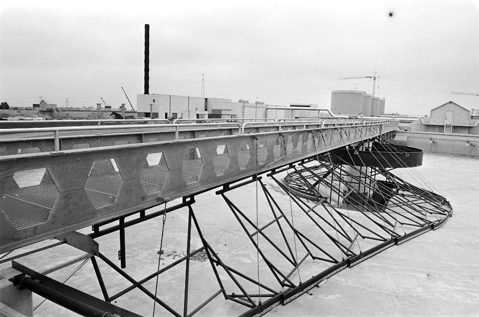 Waterzuiveringsinrichting Oost in aanbouw op het eiland Zeeburg bij de Schellingwouderbrug in Amsterdam, Bestanddeelnr 931-5481