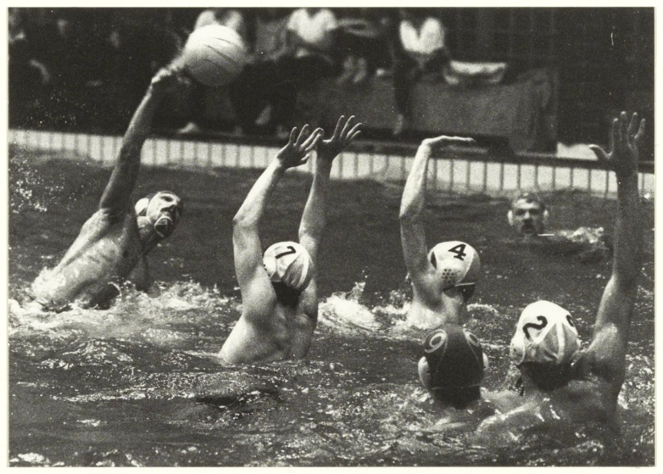 Waterpolo in het Sportfondsenbad tussen de Haarlemse ploegen Njord en DWT. Koen Sohl, topscorer van Njord (links) waagt een schot. NL-HlmNHA 54011501
