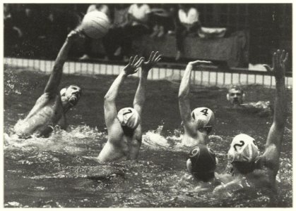Waterpolo in het Sportfondsenbad tussen de Haarlemse ploegen Njord en DWT. Koen Sohl, topscorer van Njord (links) waagt een schot. NL-HlmNHA 54011501